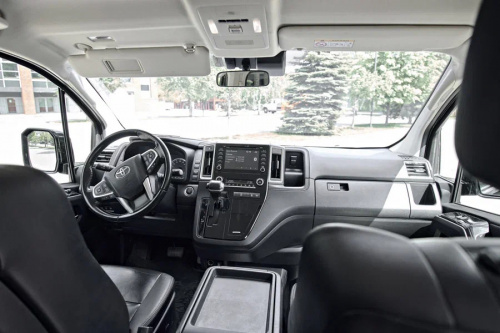Image Toyota Hiace 5 мест VIP17